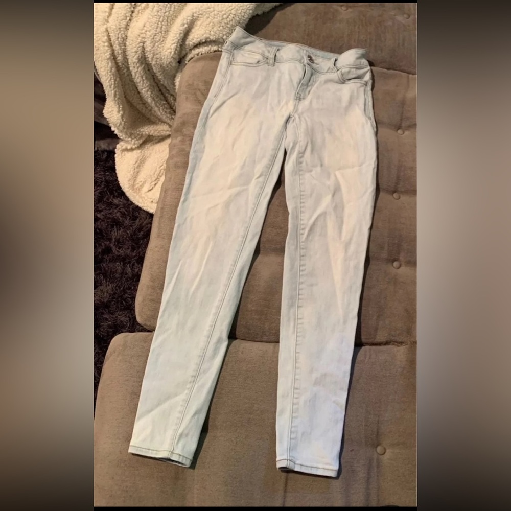 American Eagle Light Wash Skinny Jeans